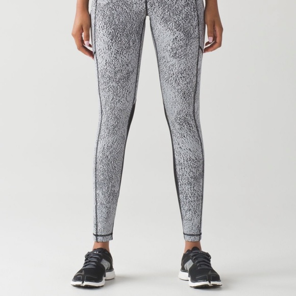 Lululemon Speed Tight V
Power Luxtreme Spray Jacquard White Black/Black Size 10 - Picture 7 of 15